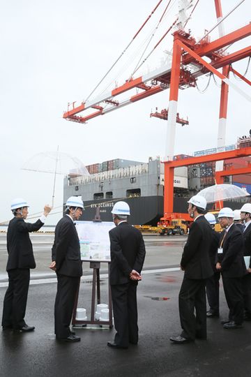 Photograph of the Prime Minister observing harbor facilities from the docks