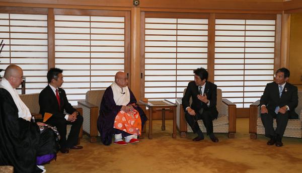 Photograph of the Prime Minister meeting with members of the Koyasan Shingon Sect Main Temple Kongobu-ji