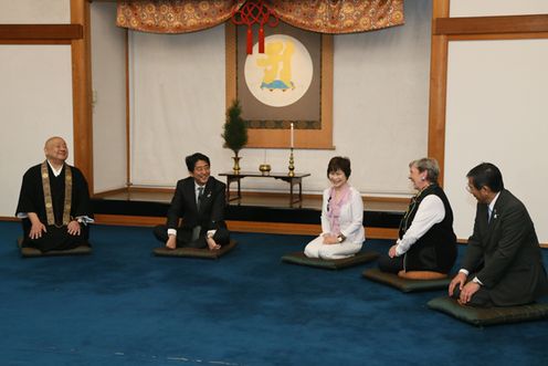 Photograph of the Prime Minister exchanging views with tourists from overseas and members of groups of licensed guide-interpreters at Koyasan Ekoin Temple
