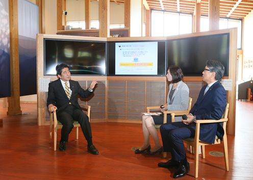 Photograph of the Prime Minister receiving an explanation on initiatives to increase the number of tourists from overseas