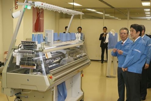 Photograph of the Prime Minister visiting a fiber products manufacturing machine maker