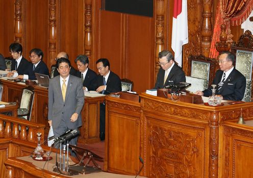 Photograph of the Prime Minister approaching the podium to report on his official visit to the United States