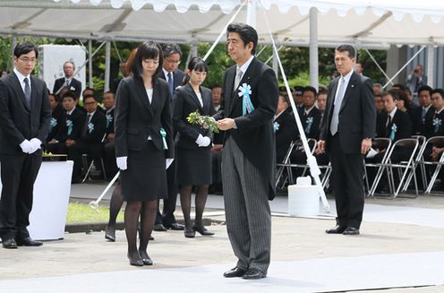 Photograph of the Prime Minister offering a flower (1)