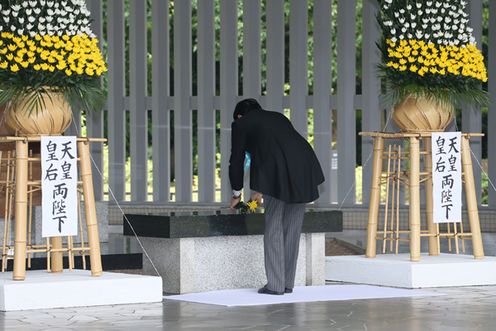 Photograph of the Prime Minister offering a flower (2)