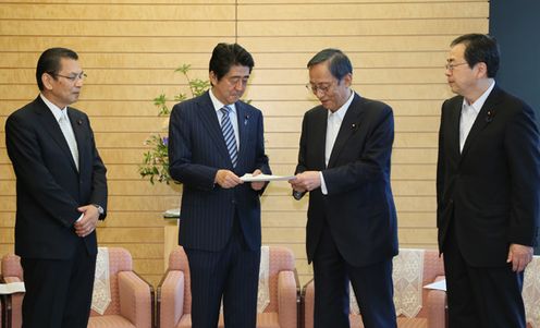 Photograph of the Prime Minister receiving the proposal (1)