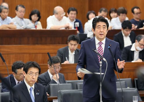 Photograph of the Prime Minister answering questions (2)