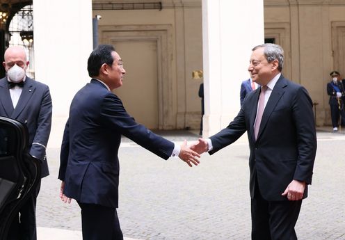 Photograph of the Prime Minister being welcomed by Prime Minister Draghi (2)