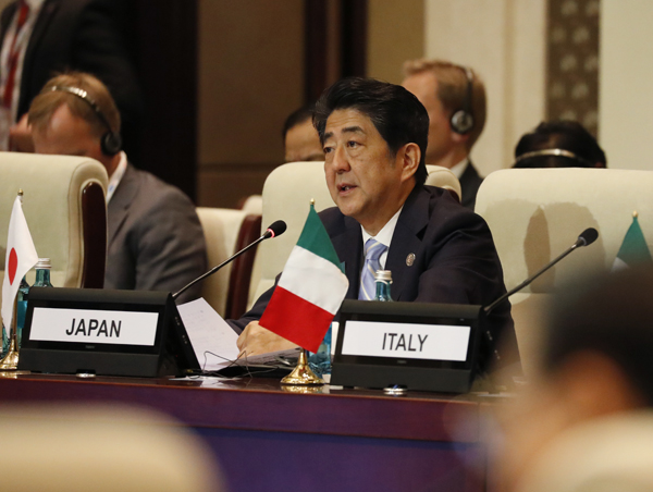 Photograph of the Prime Minister delivering a speech during a plenary session of the ASEM Summit Meeting (Pool Photo)