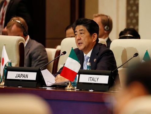 Photograph of the Prime Minister delivering a speech during a plenary session of the ASEM Summit Meeting (Pool Photo)