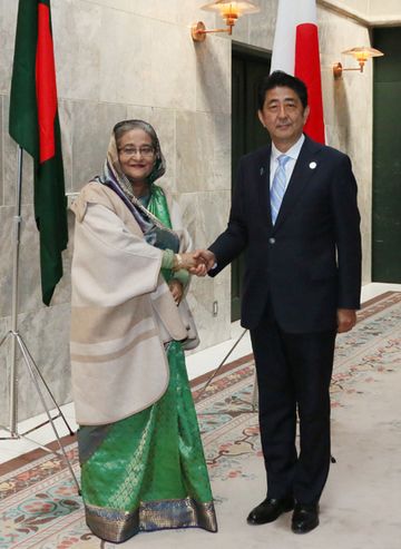 Photograph of the Prime Minister shaking hands with the Prime Minister of Bangladesh