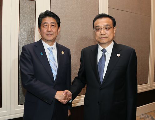 Photograph of the Prime Minister shaking hands with the Premier of the State Council of China