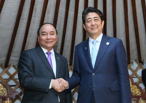 Photograph of the Prime Minister shaking hands with the President of Viet Nam