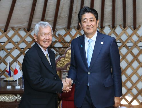 Photograph of the Prime Minister receiving a courtesy call from the Secretary of Foreign Affairs of the Philippines