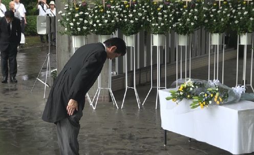 Photograph of the Prime Minister offering prayers at Chidorigafuchi National Cemetery