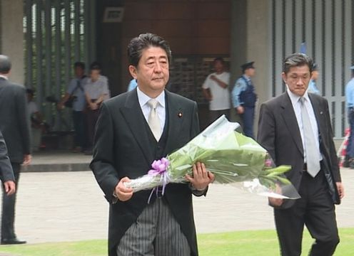 Photograph of the Prime Minister offering prayers (1)