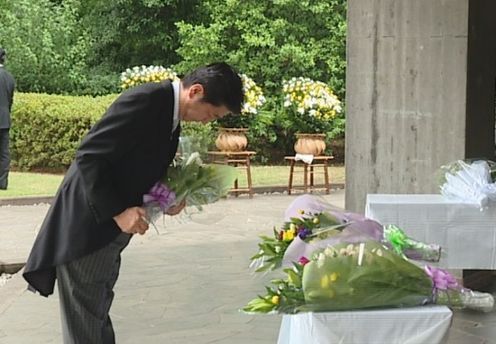 Photograph of the Prime Minister offering prayers (2)