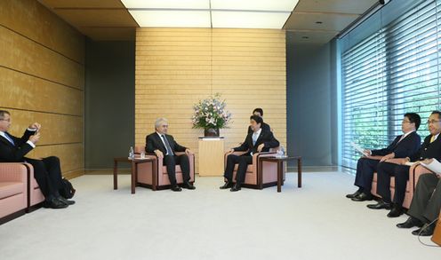 Photograph of the Prime Minister receiving the courtesy call (2)