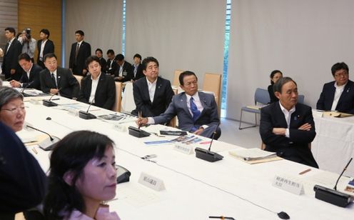 Photograph of the Prime Minister receiving an explanation (2)