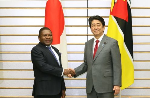 Photograph of the leaders shaking hands