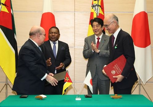 Photograph of the leaders attending the signing ceremony (1)