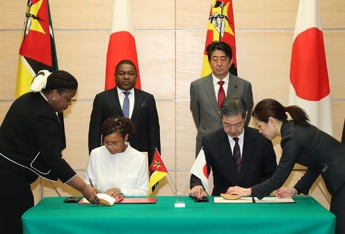 Photograph of the leaders attending the signing ceremony (2)