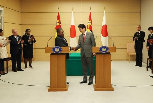 Photograph of the joint press announcement (2)