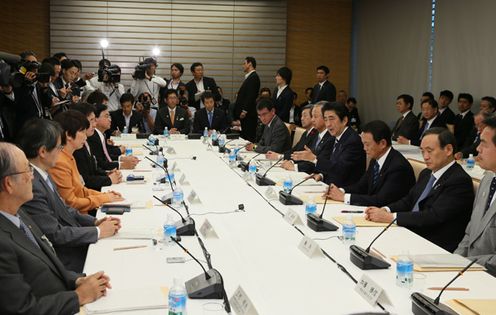 Photograph of the Prime Minister delivering an address (2)