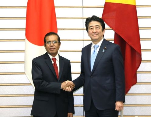 Photograph of the leaders shaking hands