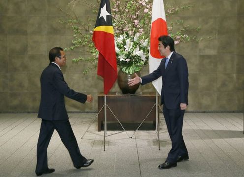 Photograph of Prime Minister Abe welcoming the President of East Timor