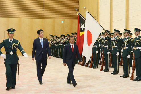 Photograph of the salute and the guard of honor (1)