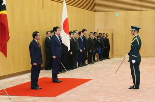 Photograph of the salute and the guard of honor (2)