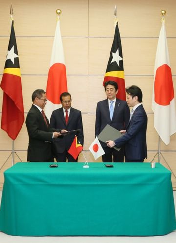 Photograph of the leaders attending the exchange of documents