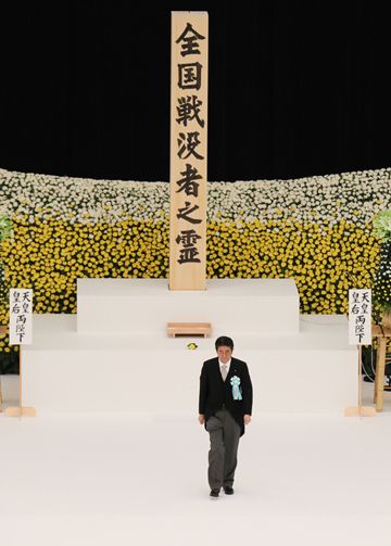 Photograph of the Prime Minister offering a flower (2)