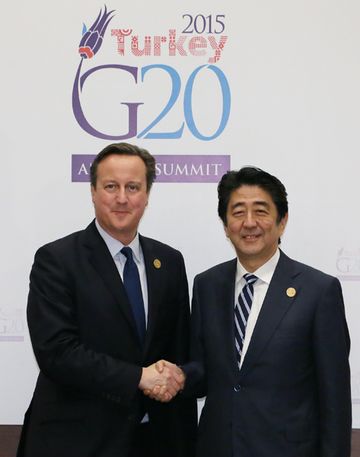 Photograph of the Prime Minister shaking hands with the Prime Minister of the United Kingdom