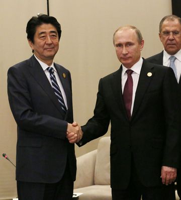 Photograph of the Prime Minister shaking hands with the President of Russia