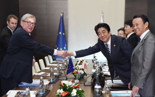 Photograph of the Prime Minister shaking hands with the President of the European Commission