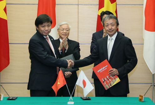 Photograph of the leaders attending the signing ceremony (6)