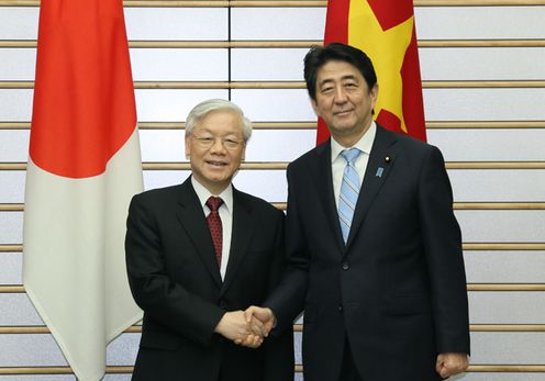 Photograph of the leaders shaking hands