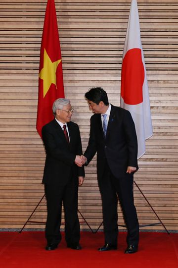 Photograph of the Prime Minister welcoming the General Secretary of the Central Committee of the Communist Party of Viet Nam