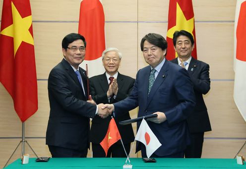 Photograph of the leaders attending the signing ceremony (1)