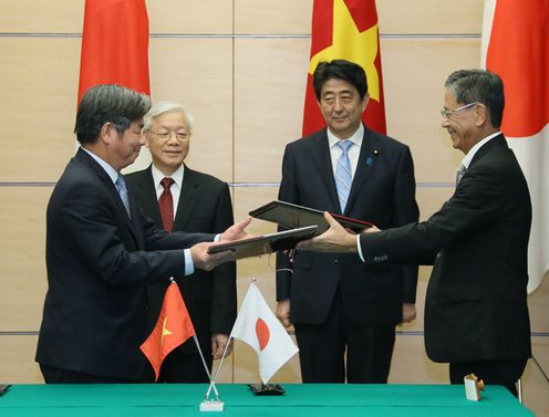 Photograph of the leaders attending the signing ceremony (2)