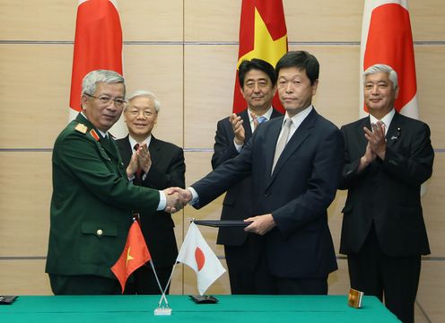 Photograph of the leaders attending the signing ceremony (3)