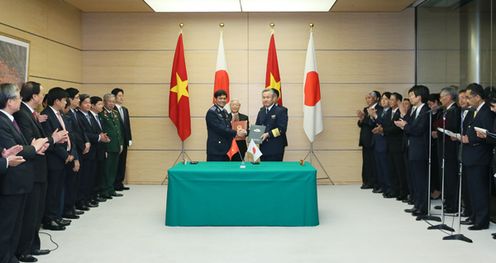 Photograph of the leaders attending the signing ceremony (4)