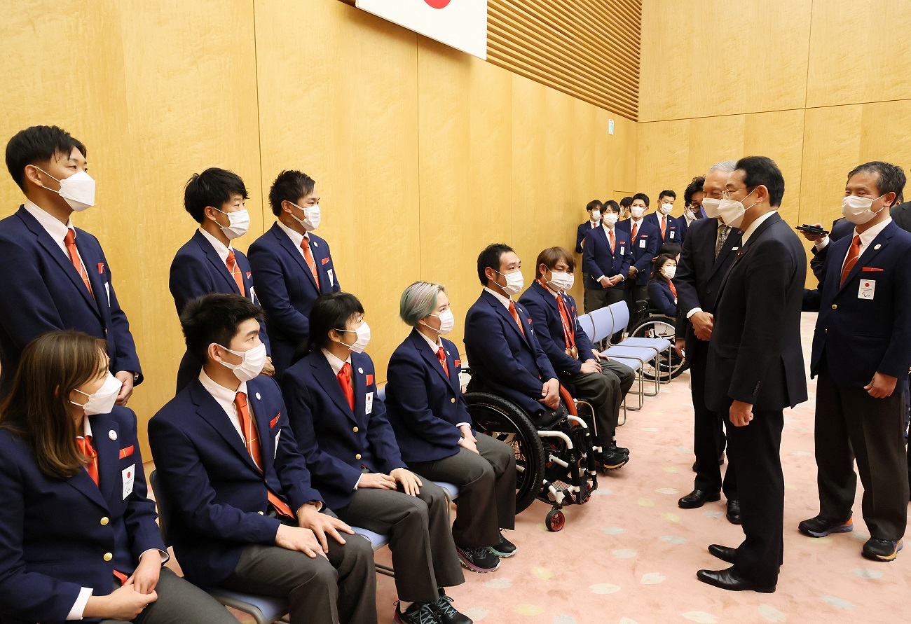 Photograph of the Prime Minister conversing with athletes (3)