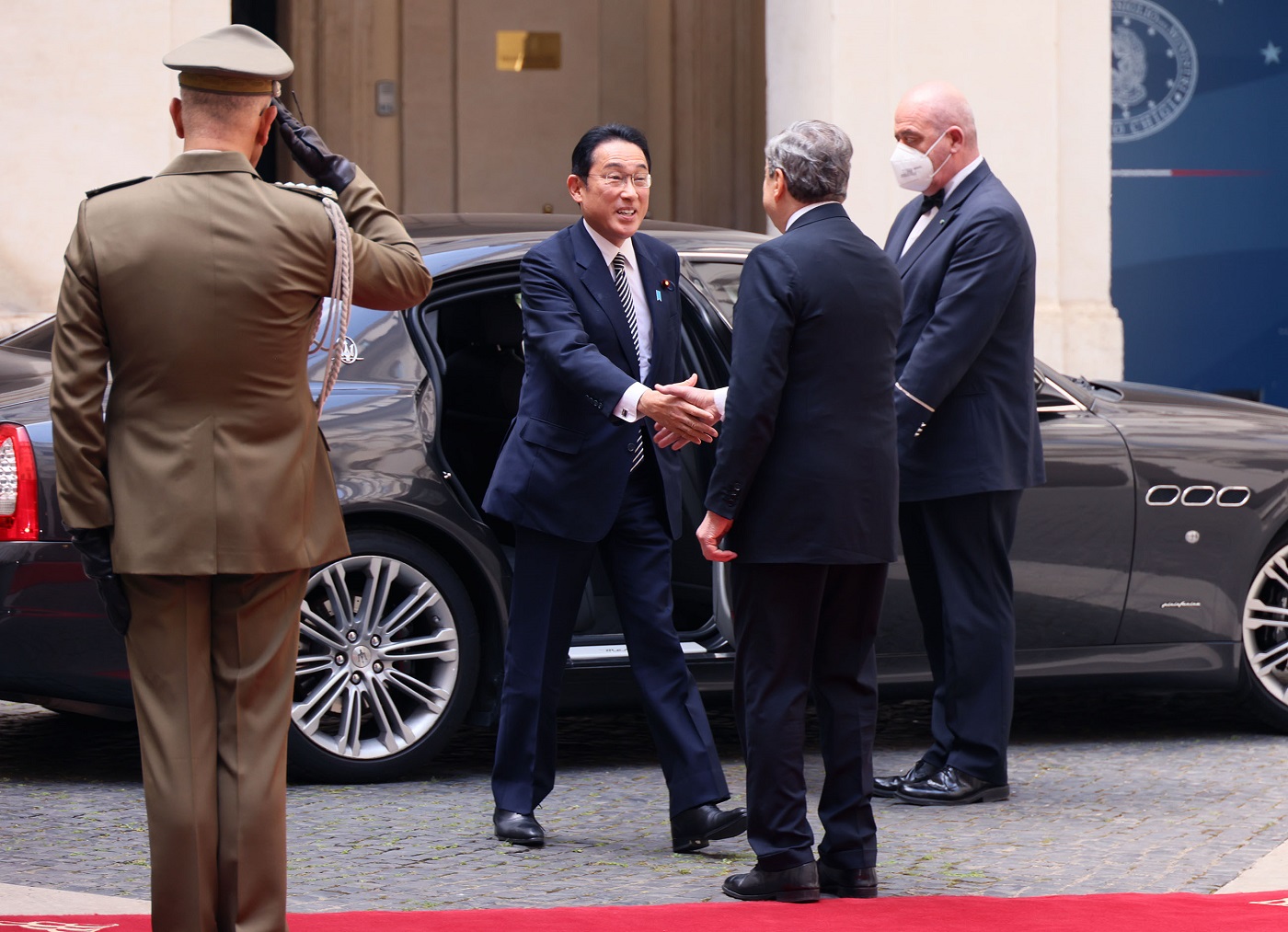 Photograph of the Prime Minister being welcomed by Prime Minister Draghi (3)