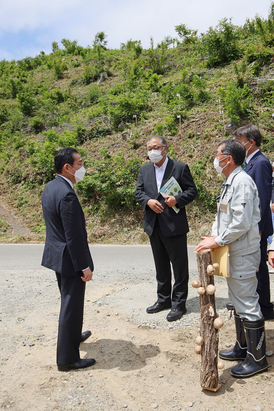 Photograph of the Prime Minister visiting a site for the restoration of satoyama (village forests) (3)