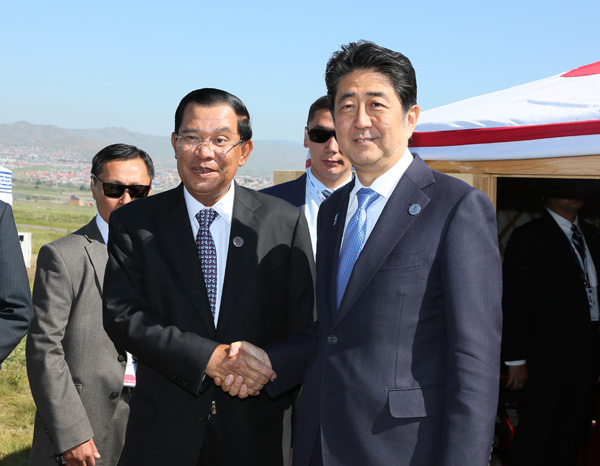Photograph of the Prime Minister shaking hands with the Prime Minister of Cambodia