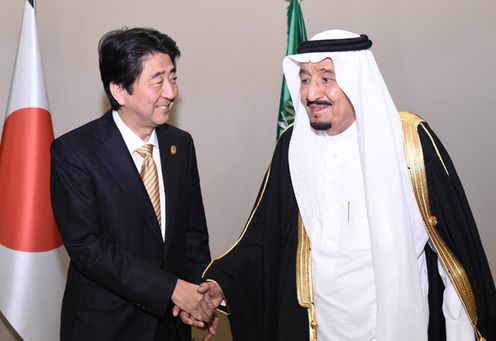 Photograph of the Prime Minister shaking hands with the King of Saudi Arabia