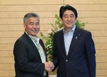 Photograph of the Prime Minister shaking hands with Governor Ige