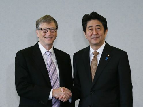 Photograph of the Prime Minister shaking hands with the Co-Chair of the Bill & Melinda Gates Foundation